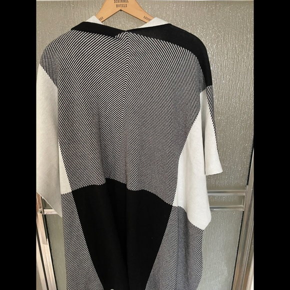 ALLISON DALEY, PONCHO WRAP, size M-L - Picture 2 of 5